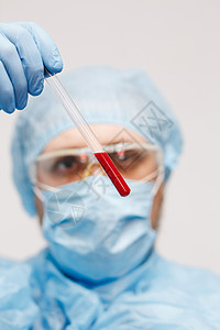 特写医生手拿着血样 医用器材 验血 一名医生佩戴个人防护设备 包括面罩 护目镜和防护服 以保护 COVID19 冠状病毒感染疫苗图片