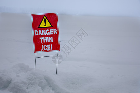 冷冻湖附近的薄冰警告图片