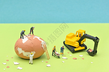 拥有微型工人工的建筑工地卸载拖拉机旅行男人挖掘机裂缝建造玩具塑像活动图片