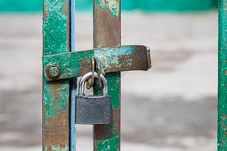 带银挂锁的闭锁门烤架绿色网关金属旅游入口危险保护框架安全锁定图片