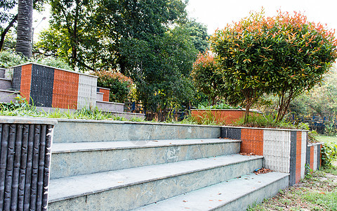 大理石岩石制作了公园的台阶和楼梯 公园长椅装饰着花卉图 住宅草坪区的前院或后院绿色设计元素 建筑与自然摄影背景混合图片
