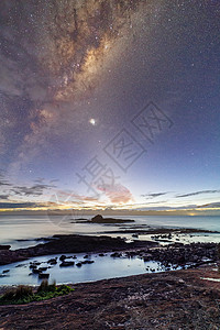 在海景日出前 星夜天空的星空海岸线风景岩石星系银河系海洋海岸星云科学宇宙图片