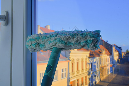 用吸水扒清洁窗户 清洁概念 洗涤的窗口 特写肥皂清理蓝色清洁工海绵刮板家庭天气水器清洁度图片