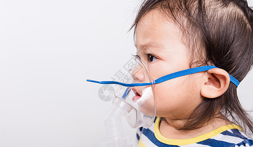 近距离的亚洲脸孔 小女婴用蒸汽吸气使她生病婴儿疾病童年帮助喷雾器面具儿科治疗医院流感图片