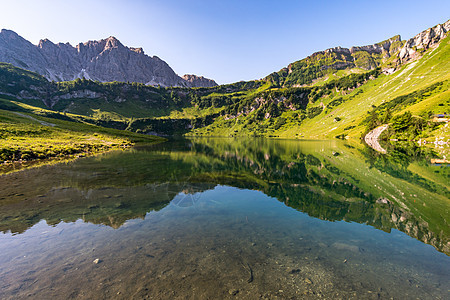 在美丽的坦海姆山谷中徒步旅行和攀登铁索顶峰农村障碍假期高山攀岩山地行挑战伤痛背景图片