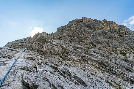 在美丽的坦海姆山谷中徒步旅行和攀登运动蓝色伤痛冒险全景山地行地标高山路线外表图片