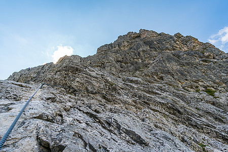 在美丽的坦海姆山谷中徒步旅行和攀登运动蓝色伤痛冒险全景山地行地标高山路线外表背景图片