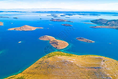 Kornati 著名的亚得里亚海航行的航空全景斑点旅行游艇海岸蓝色群岛避风港公园游客帆船背景图片