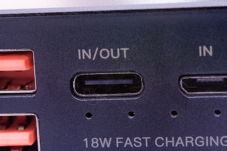 USB USB C型和MicroUSB电力银行上的USB港口黑色硬件公共汽车手机新技术数据霹雳连接器速度电话图片