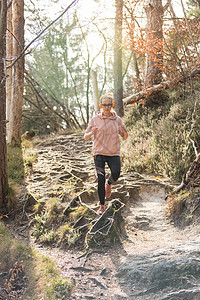 积极运动的女人在秋天的秋天森林里跑步时听着音乐 女赛跑者户外训练 户外慢跑的年轻白人女性的健康生活方式形象自然闲暇成人活动小路女图片