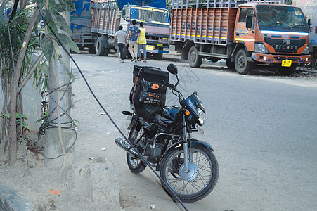 停在路边的 Swiggy 食品取货和送货摩托车自行车 特写 印度加尔各答南亚太地区 2020 年 3 月救援送货员方式城市货物卡图片