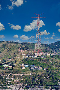 意大利绿色山上的电塔图片