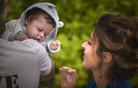 母亲与婴儿之间的感情关系图片