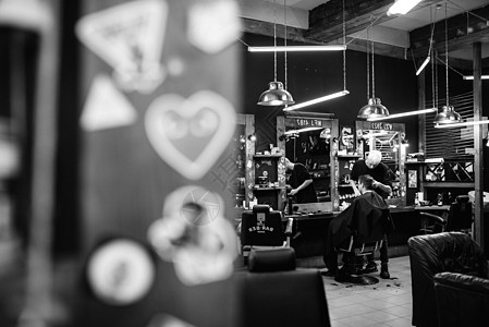 桌面上的 Barber工具剃须刀沙龙镜子木头造型梳子店铺剃须桌子黑色图片