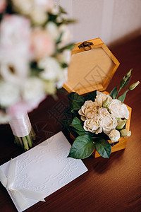 带有婚礼装饰品的金金婚戒指庆典蜜月夫妻丈夫新娘订婚结婚仪式离婚金子图片