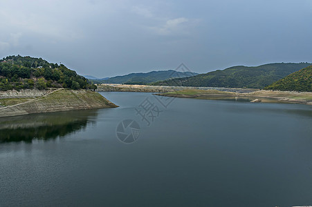 在Ihtiman地区Muhovo村附近的Topolnitsa河上看到托波尼tsa大坝 水库 湖泊或路障村庄反射森林钓鱼地球衬套渔图片