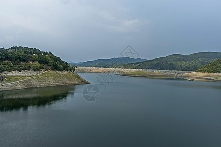 在Ihtiman地区Muhovo村附近的Topolnitsa河上看到托波尼tsa大坝 水库 湖泊或路障村庄渔业地区衬套栖息森林全图片