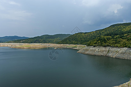 在Ihtiman地区Muhovo村附近的Topolnitsa河上看到托波尼tsa大坝 水库 湖泊或路障渔业鲤鱼岩石村庄海浪地球衬图片