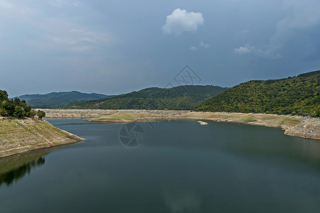 在Ihtiman地区Muhovo村附近的Topolnitsa河上看到托波尼tsa大坝 水库 湖泊或路障地区栖息鲤鱼岩石鲈鱼弹幕衬图片