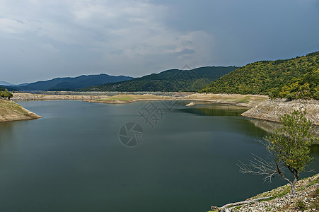 在Ihtiman地区Muhovo村附近的Topolnitsa河上看到托波尼tsa大坝 水库 湖泊或路障森林反射岩石鲈鱼地球苔藓衬图片
