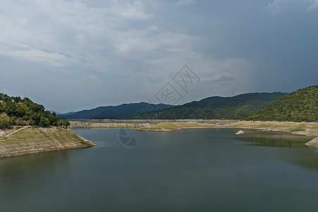 在Ihtiman地区Muhovo村附近的Topolnitsa河上看到托波尼tsa大坝 水库 湖泊或路障反射蓝色衬套地球海浪栖息岩图片