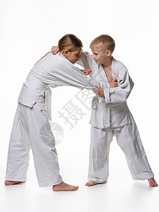 在柔道课中 一个男孩和一个女孩 打架和抓捕图片
