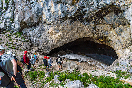陆地的冰洞穴探险家蓝色爬坡农村门厅峡谷冰洞人行道岩石旅行图片