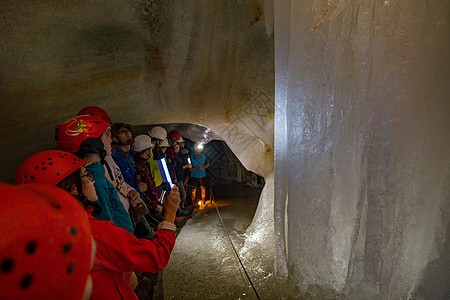 陆地的冰洞穴高山冰洞人行道冰山冰川石头农村冒险蓝色峡谷图片