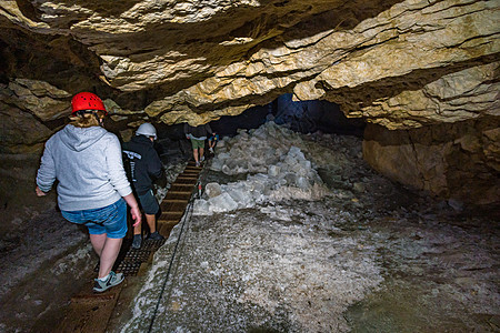 陆地的冰洞穴岩石峡谷石头高山隧道旅行蓝色人行道冰山冰洞图片