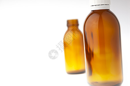选择性的焦点 两瓶药瓶紧闭在白色隔离处治疗制药药店治愈处方标签棕色化学玻璃液体图片