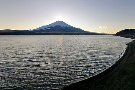 日本农村的湖 天空 富士山和积雪图片