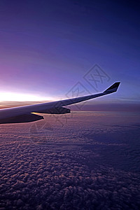 飞机 飞机机翼 云层 从空中看的梯度天空风景空气航天天线鸟瞰图航空公司商业喷射坡度游客图片