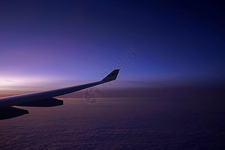 飞机 飞机机翼 云层 从空中看的梯度天空运输航空公司日落鸟瞰图气氛风景天际假期航班游客图片