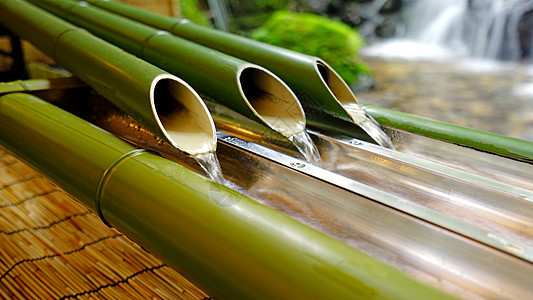 在传统的日本世世代式的竹装饰中 紧贴着竹子装饰图片