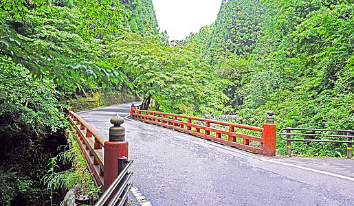 日本的三角红桥和山上的道路 横梁图片