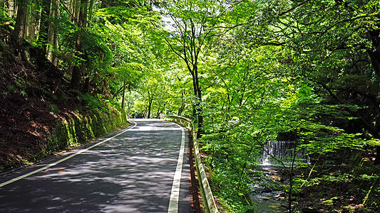 日本的汽车道路 围栏 瀑布 河流 树木 植物图片