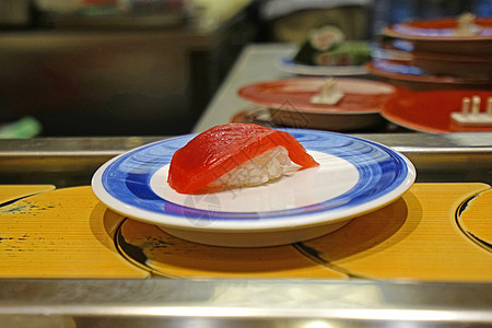 白餐上日本补饭的浅海鱼寿司图片