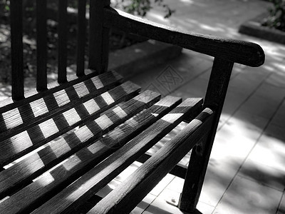 黑色和白色花园的木板 日光和阴影长椅椅子座位地面家具图片