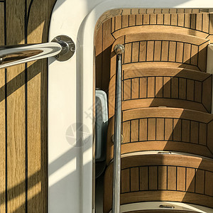 游艇上木制楼梯 有阳光和影子背景图片