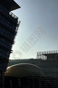 现代商业办公楼和蓝天空现代化商用办公大楼窗户玻璃建筑学公司工作城市建筑物办公室摩天大楼金融图片