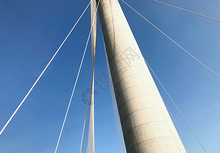 桥桥部分建筑和蓝天空天空城市电缆建筑学蓝色图片
