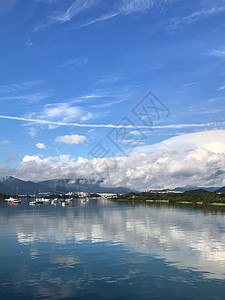 垂直山 蓝天空 船只 游艇和湖上帆船摄影村庄海洋热带旅行池塘框架天空反射钓鱼图片