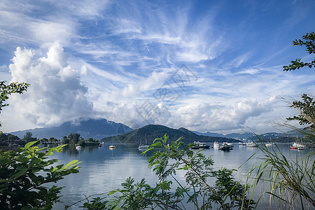 绿色植物 山地 蓝色天空 船只 游艇和帆船图片