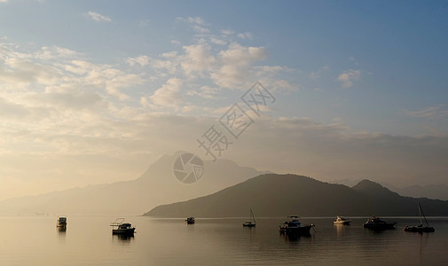 Foggy日出风景照片与船合照 山图片