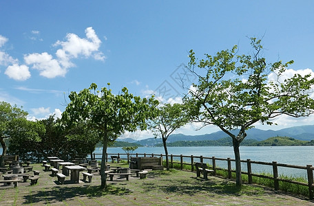 室内野外烧烤BBQ地点和有自然风景的展馆天空假期蓝色木头公园花园晴天绿色派对野餐图片