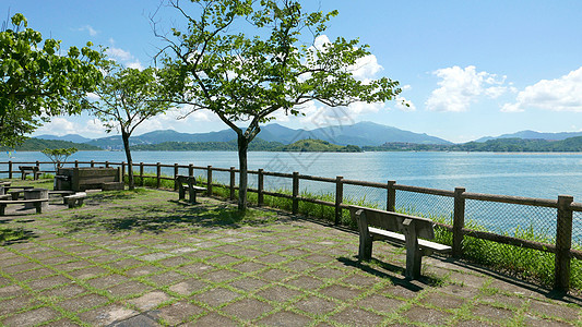 门外木墙 长椅 山地和蓝天阴影派对公园花园炙烤运动假期天空海洋生物晴天图片