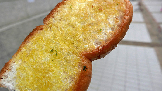 大蒜面包缝合式的露室黄油大蒜草本植物烧烤硬皮食物香菜图片