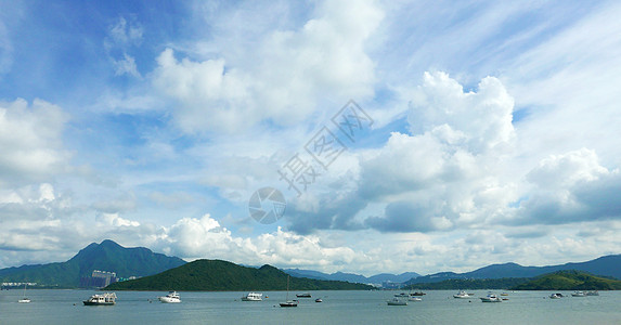 船只 美丽的云彩 湖泊和蓝天土地热带海岸线蓝色假期旅行气候活力地点天空图片