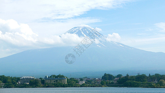 日本藤山山 湖和蓝天空 云彩优美山峰商务码头天空新生活季节旅行土地公园蓝色图片