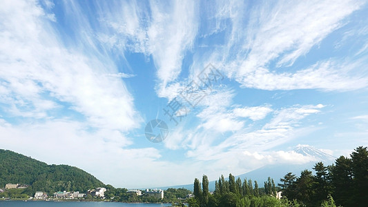 日本藤山山 湖和蓝天空 云彩优美爬坡季节自然蓝色商务蓝天公园山峰旅行码头图片